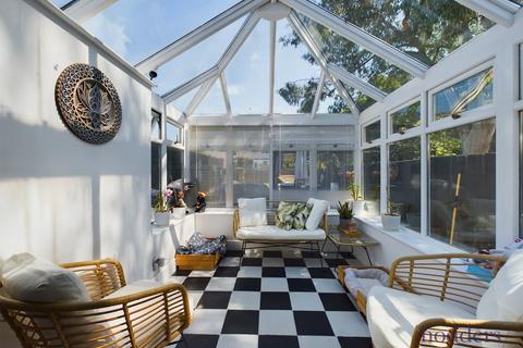 5 bedroom detached house to rent, Alexandra Road, Addlestone, Surrey, KT15