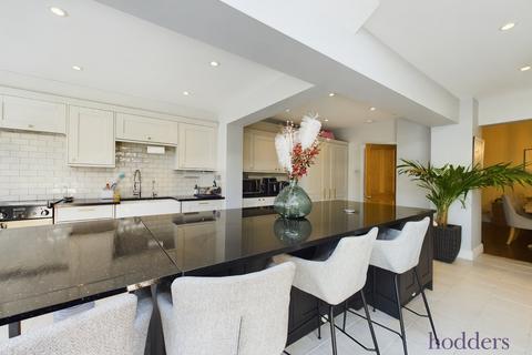 5 bedroom detached house to rent, Alexandra Road, Addlestone, Surrey, KT15