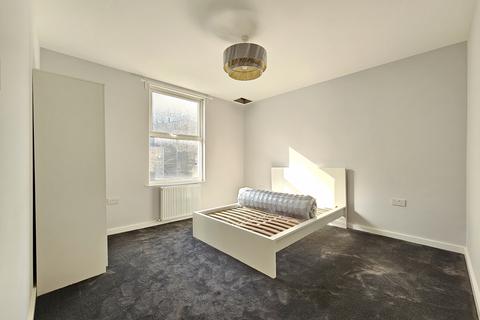 4 bedroom flat to rent, Earls Court Gardens, Earls Court SW5