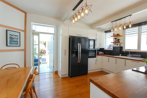 2 bedroom bungalow for sale, Cliffsea Grove, Leigh-on-Sea, Essex, SS9