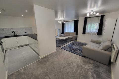 2 bedroom flat to rent, Stretford Road, Hulme, Manchester. M15 5TN