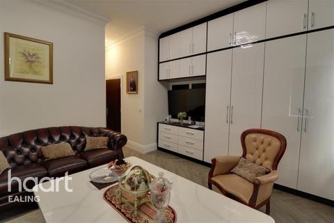 2 bedroom flat to rent, The Mall W5