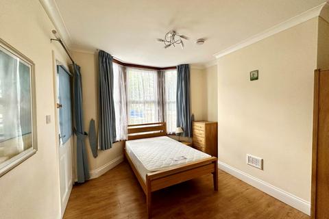 2 bedroom flat to rent, Warren Road, Leyton, E10