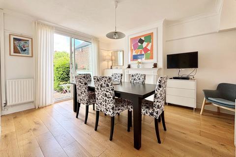 25 Ronald Close, Beckenham, BR3 3HX