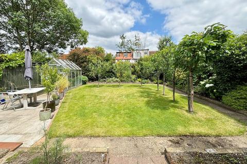 25 Ronald Close, Beckenham, BR3 3HX