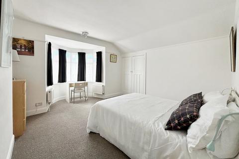 25 Ronald Close, Beckenham, BR3 3HX