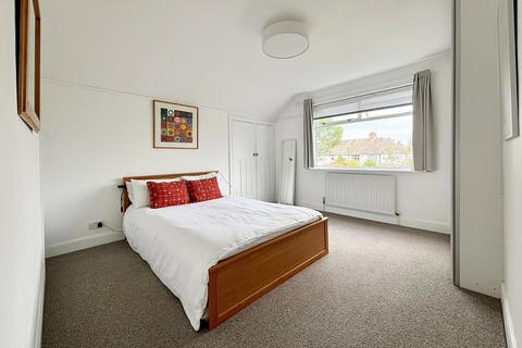 25 Ronald Close, Beckenham, BR3 3HX