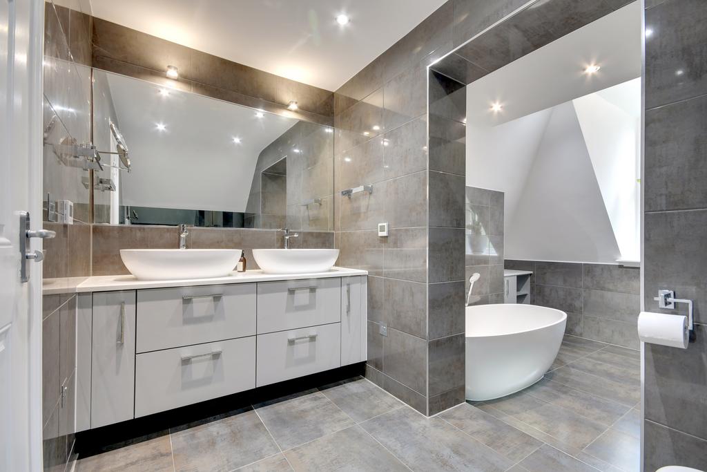 Master En-Suite Bathroom