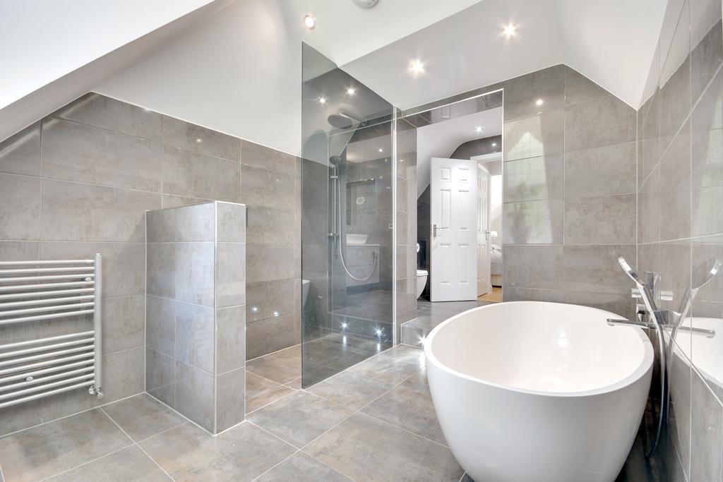 Master En-Suite Bathroom