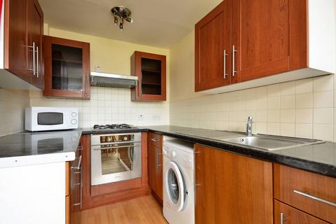 4 bedroom flat to rent, Yelverton Road, Battersea, London, SW11