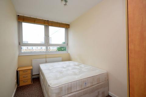 4 bedroom flat to rent, Yelverton Road, Battersea, London, SW11