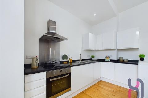 2 bedroom flat to rent, Withington Road, Whalley Range, M16