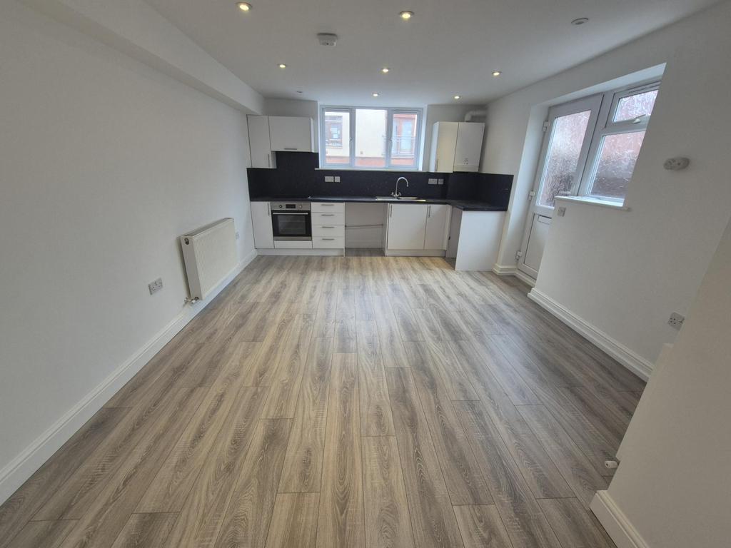 Flat 1, 61 Shails Lane, Trowbridge, BA14 8 LN