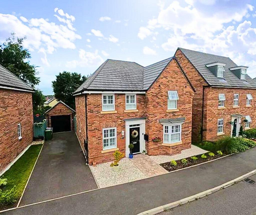 Orwell Road, Market Drayton, TF9 4 bed detached house for sale £400,000