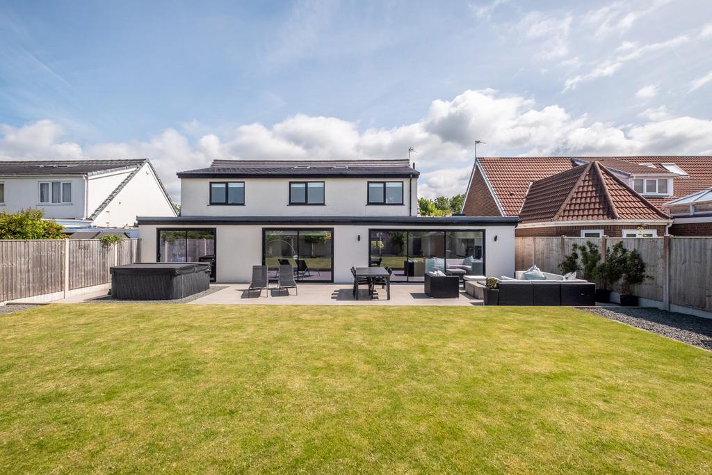 Blackpool Road, Lytham St Annes, FY8 5 bed detached house for sale £