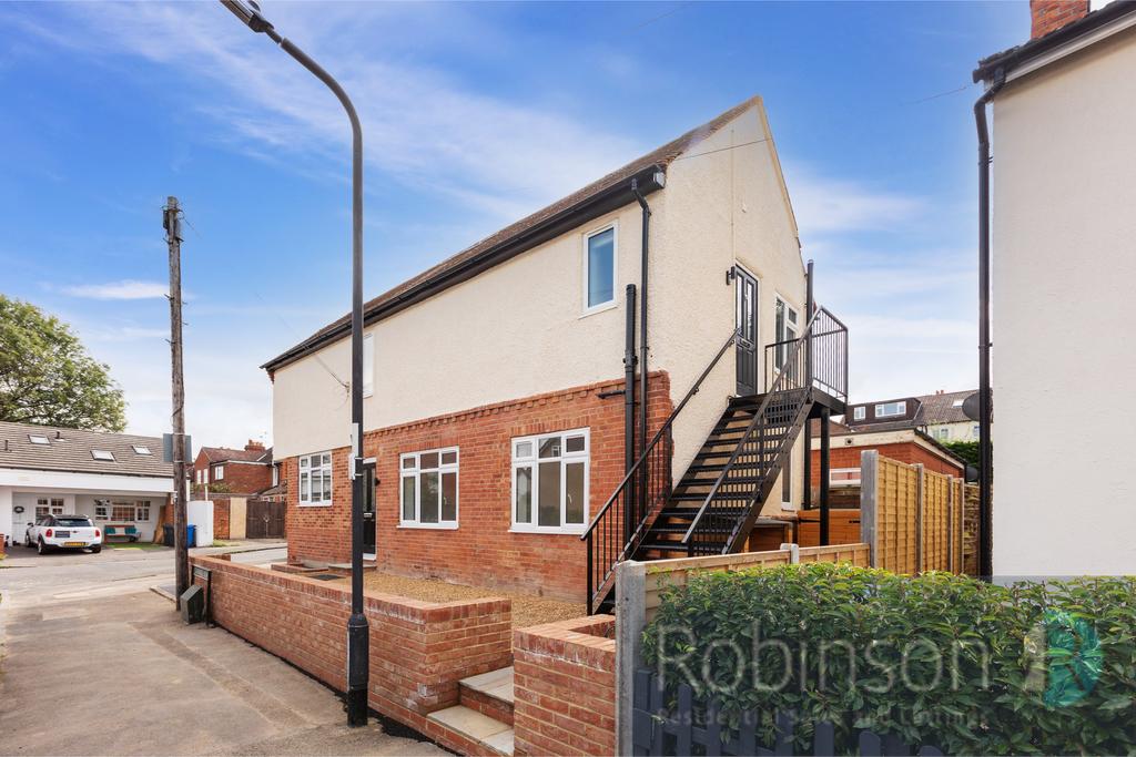 Maidenhead SL6 2 bed flat to rent £1,375 pcm (£317 pw)