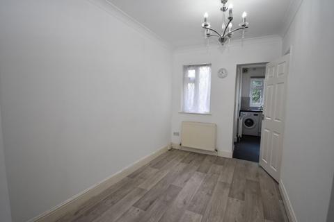 2 bedroom terraced house to rent, Carlisle Road, Romford