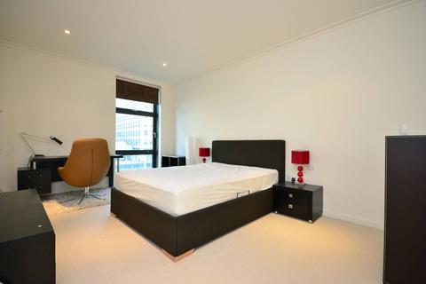 2 bedroom flat to rent, Discovery Dock Apartments West, Canary Wharf, London, E14