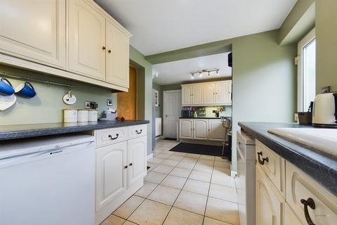 2 Beckdale, Uttoxeter, ST14 7PU