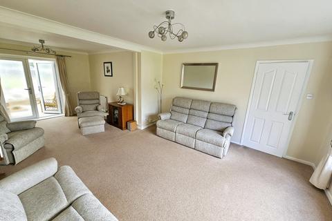 4 bedroom detached house for sale, Valley Crescent, Brackley