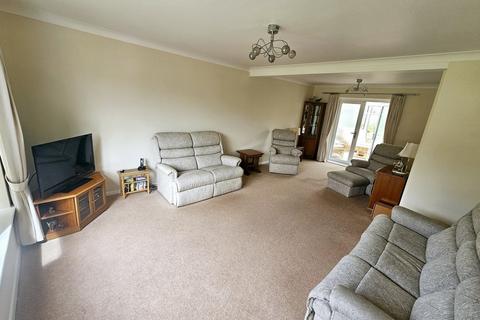 4 bedroom detached house for sale, Valley Crescent, Brackley