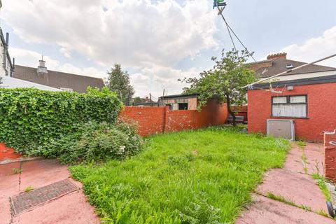 120 Wide Way, Mitcham, CR4 1BN