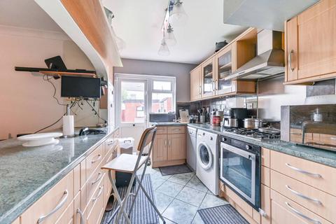 120 Wide Way, Mitcham, CR4 1BN