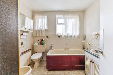 120 Wide Way, Mitcham, CR4 1BN
