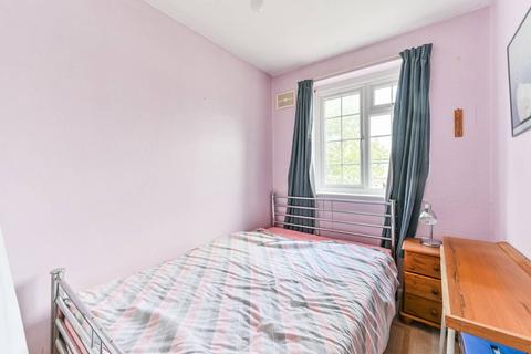 120 Wide Way, Mitcham, CR4 1BN
