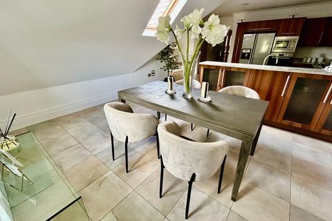 2 bedroom penthouse for sale, Walshaw Avenue, Colwyn Bay