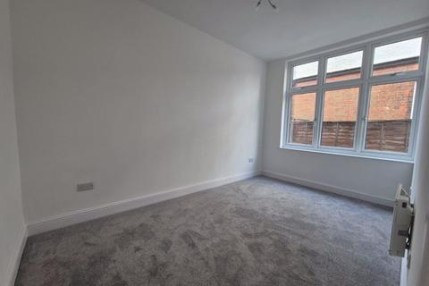 2 bedroom apartment to rent, Cavendish Road, Redhill