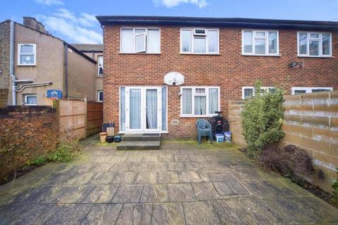 4 bedroom semi-detached house to rent, Four Bedroom House to Rent in N18