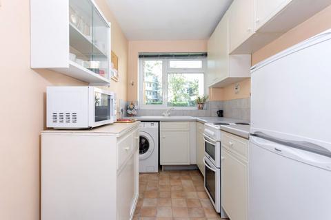 2 bedroom flat to rent, Neville Court