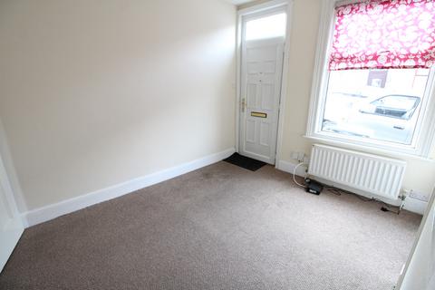 2 bedroom terraced house to rent, Tennyson Road - Town Centre - Terraced House