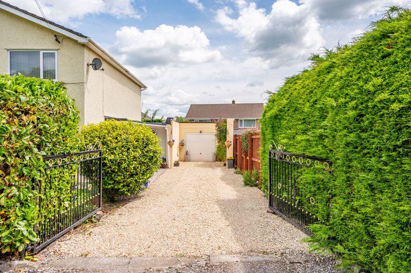 Driveway/Garage