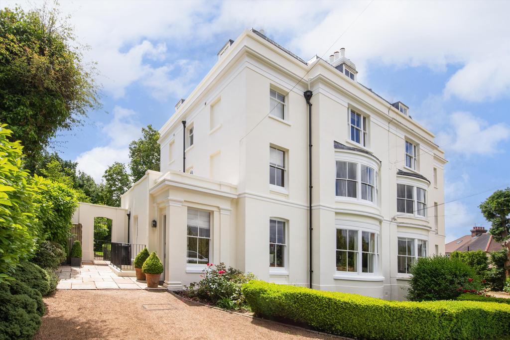Grove Hill Gardens, Tunbridge Wells... 6 bed semidetached house for
