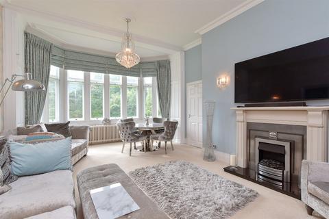 2 bedroom flat for sale, Forest Road, Horsham, West Sussex