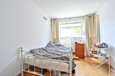 2 bedroom flat to rent, Farnham Gardens, Raynes Park, London, SW20