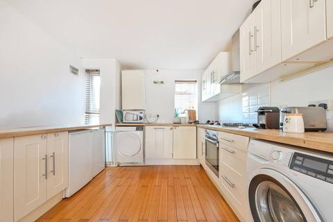 2 bedroom flat to rent, Farnham Gardens, Raynes Park, London, SW20