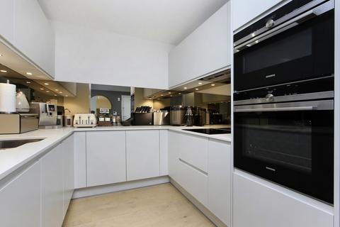 2 bedroom flat for sale, Bronze Building, London SW18