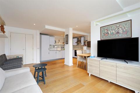 3 bedroom penthouse for sale, Point Pleasant, London