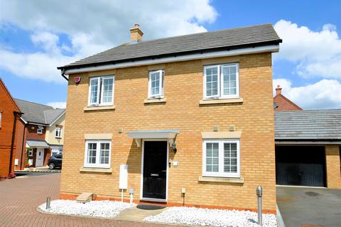 4 bedroom detached house for sale, Tillers Close, Shefford