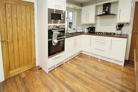 12 Bradshaw View, Queensbury, Bradford, BD13 2FF