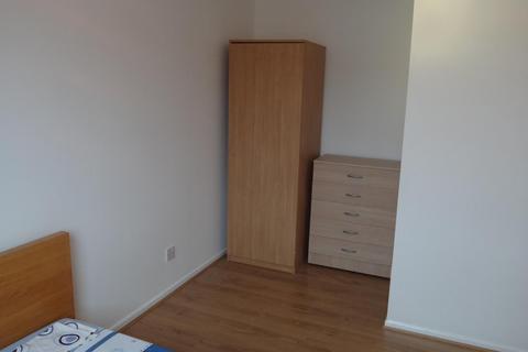 1 bedroom in a flat share to rent, Clem Attlee Court, London SW6