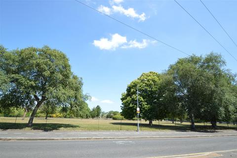 2 bedroom terraced house to rent, Ivyhouse Road, Dagenham