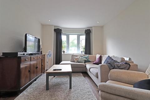 2 bedroom flat for sale, Ladbroke Road, Redhill