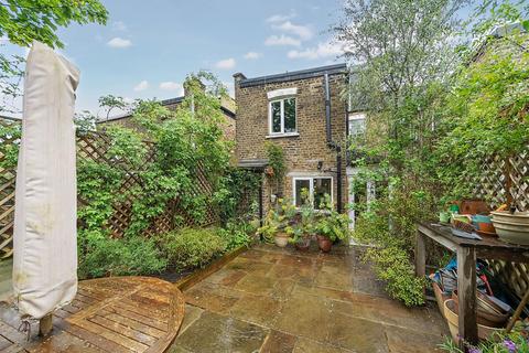 4 bedroom terraced house to rent, Kenmont Gardens, London, NW10