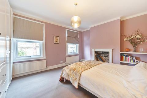 4 bedroom terraced house to rent, Kenmont Gardens, London, NW10