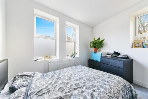 2 bedroom flat for sale, Dorien Road, Raynes Park SW20