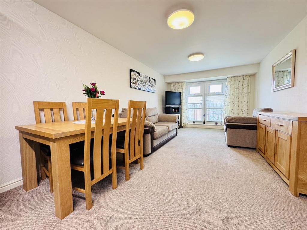 Lounge/dining room